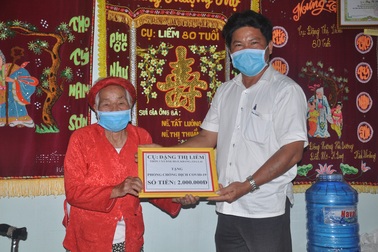 Cụ bà 90 tuổi xin ra khỏi hộ nghèo, ủng hộ 2 triệu đồng chống dịch