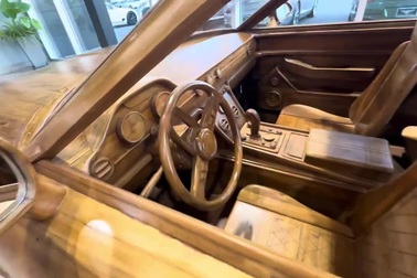 Chiếc Bentley tự chế bằng gỗ có giá đắt ngang xe thật