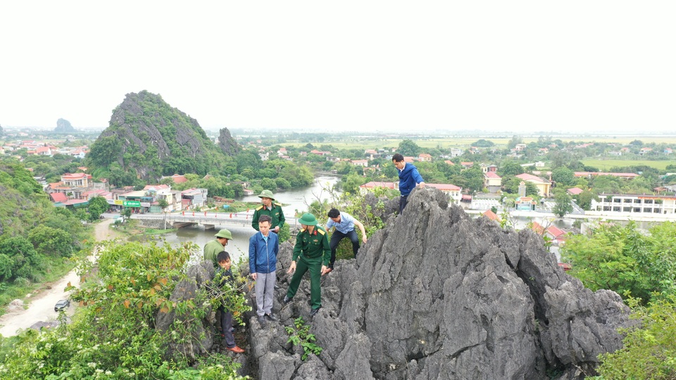 Ninh Bình: Di dời khẩn cấp hàng chục hộ dân khỏi vùng nguy cơ sạt lở núi - 11 Ninh Bình: Di dời khẩn cấp hàng chục hộ dân khỏi vùng nguy cơ sạt lở núi - 11