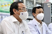 Bí thư Thành ủy TPHCM thăm trung tá công an mắc Covid-19