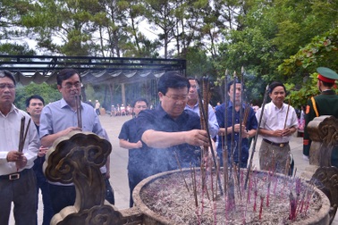 Phó Thủ tướng Trịnh Đình Dũng tri ân liệt sĩ tại Quảng Trị