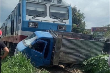 Tàu hỏa tông xe tải, tài xế may mắn thoát nạn ở Bình Thuận