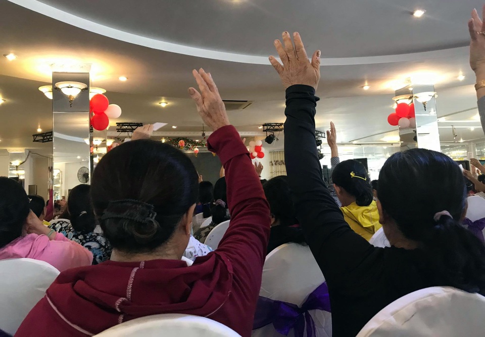 Hàng trăm người dân “sập bẫy” với chiêu trò bán hàng tri ân siêu khuyến mãi - 4 Hàng trăm người dân “sập bẫy” với chiêu trò bán hàng tri ân siêu khuyến mãi - 4