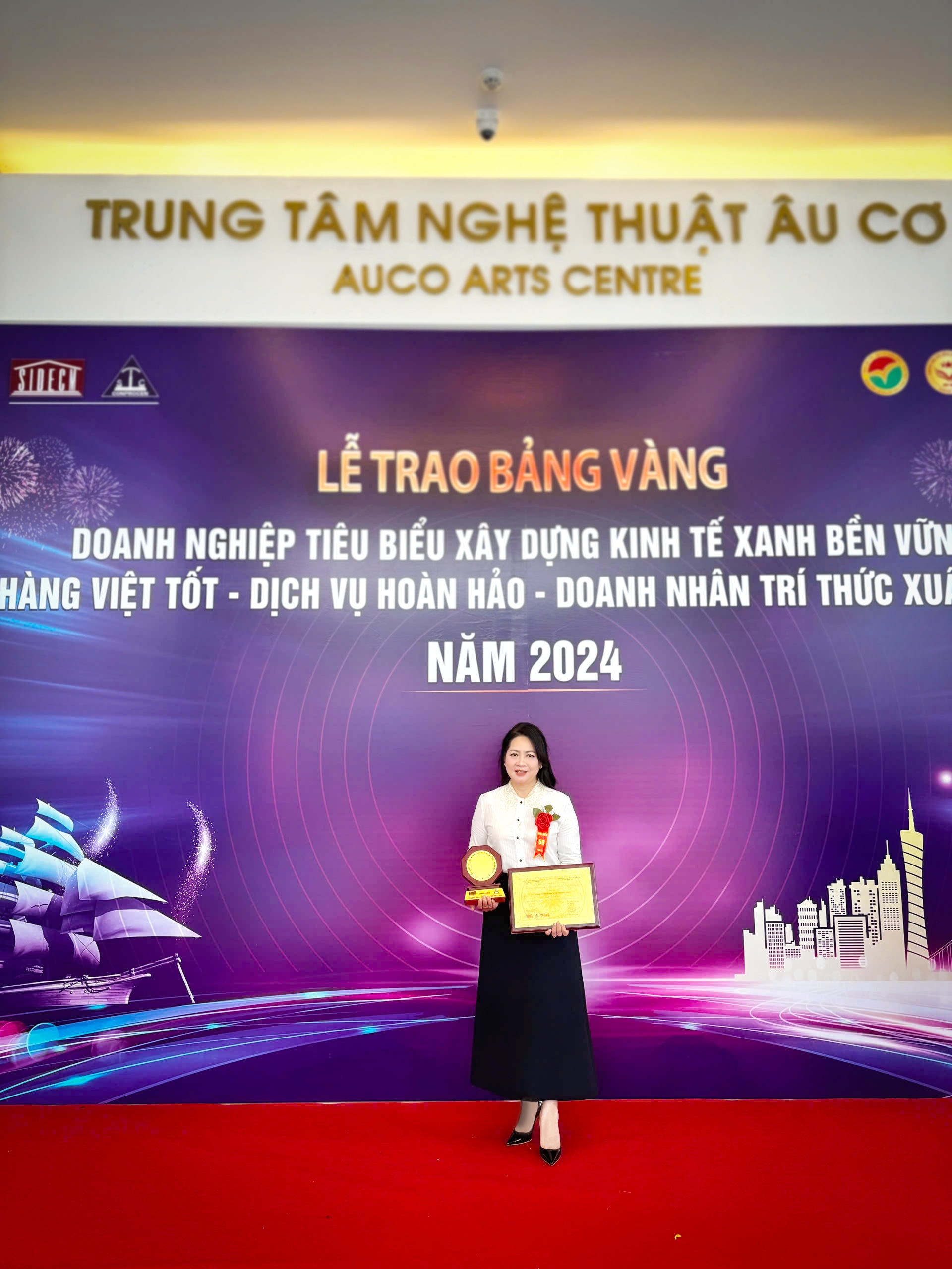 Phuong Linh Company가 베트남 10대 우수 브랜드 상을 수상했습니다. Công ty Phương Linh nhận giải Top 10 thương hiệu xuất sắc hàng đầu Việt Nam - 2