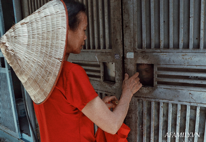 Ánh mắt ngây thơ của 3 đứa trẻ bị bỏ rơi qua khe cửa: "Cháu muốn đi học" - Ảnh 1. Ánh mắt ngây thơ của 3 đứa trẻ bị bỏ rơi qua khe cửa: "Cháu muốn đi học" - Ảnh 1.