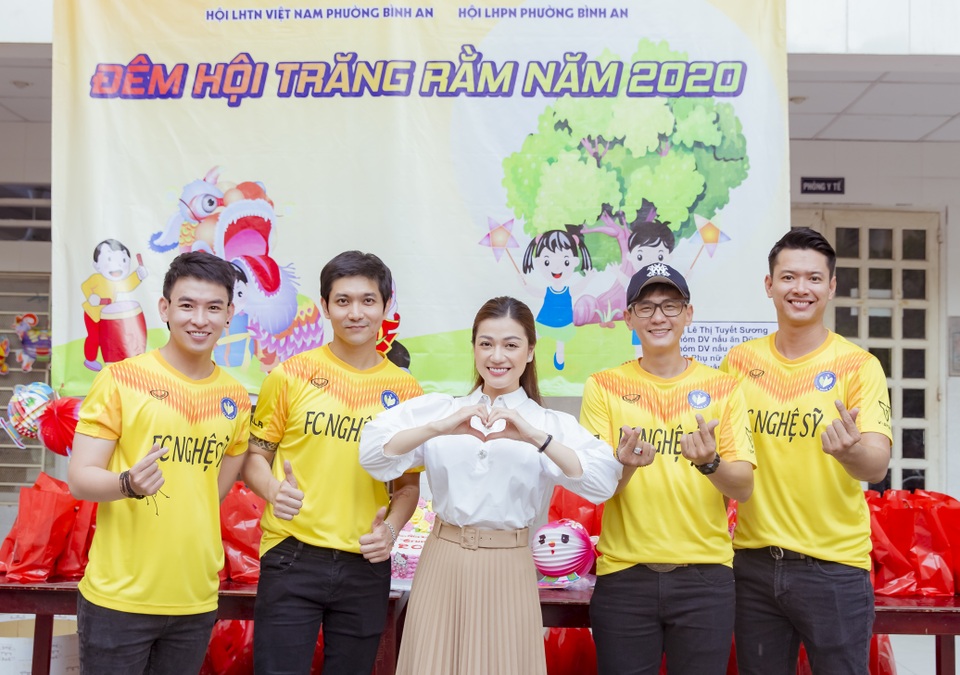 Siêu mẫu Hồ Đức Vĩnh tặng quà trung thu cho trẻ em - 5 Siêu mẫu Hồ Đức Vĩnh tặng quà trung thu cho trẻ em - 5