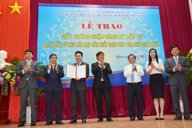 Quảng Ngãi trao chứng nhận đầu tư Khu liên hợp gang thép Hòa Phát Dung Quất