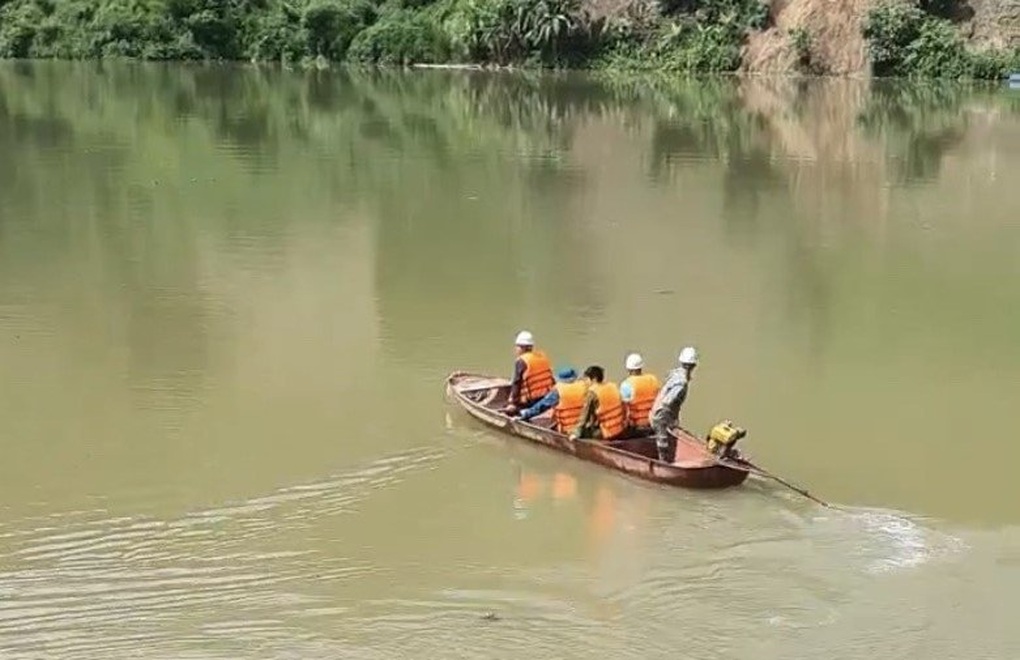 Hơn 100 người tìm người đàn ông mất tích dưới chân đập thủy điện Sử Pán 2 - 1 Hơn 100 người tìm người đàn ông mất tích dưới chân đập thủy điện Sử Pán 2 - 1