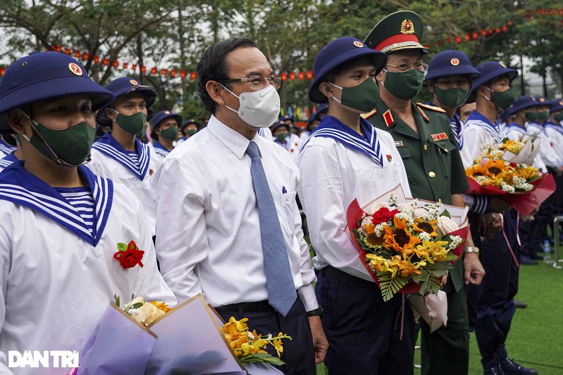 Bí thư Thành ủy TPHCM tiễn các thanh niên trẻ lên đường nhập ngũ - 1 Bí thư Thành ủy TPHCM tiễn các thanh niên trẻ lên đường nhập ngũ - 1
