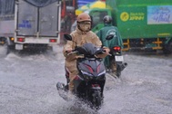 TPHCM và Nam Bộ duy trì mưa dông, cảnh báo lốc xoáy trên biển