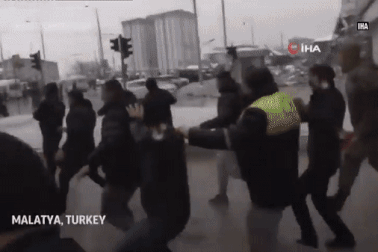 Người đàn ông mắc kẹt 187 tiếng dưới đống đổ nát, uống nước tiểu để sống