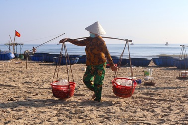Nữ "phu cá" oằn mình trên cát, lấy nắng nóng làm vui