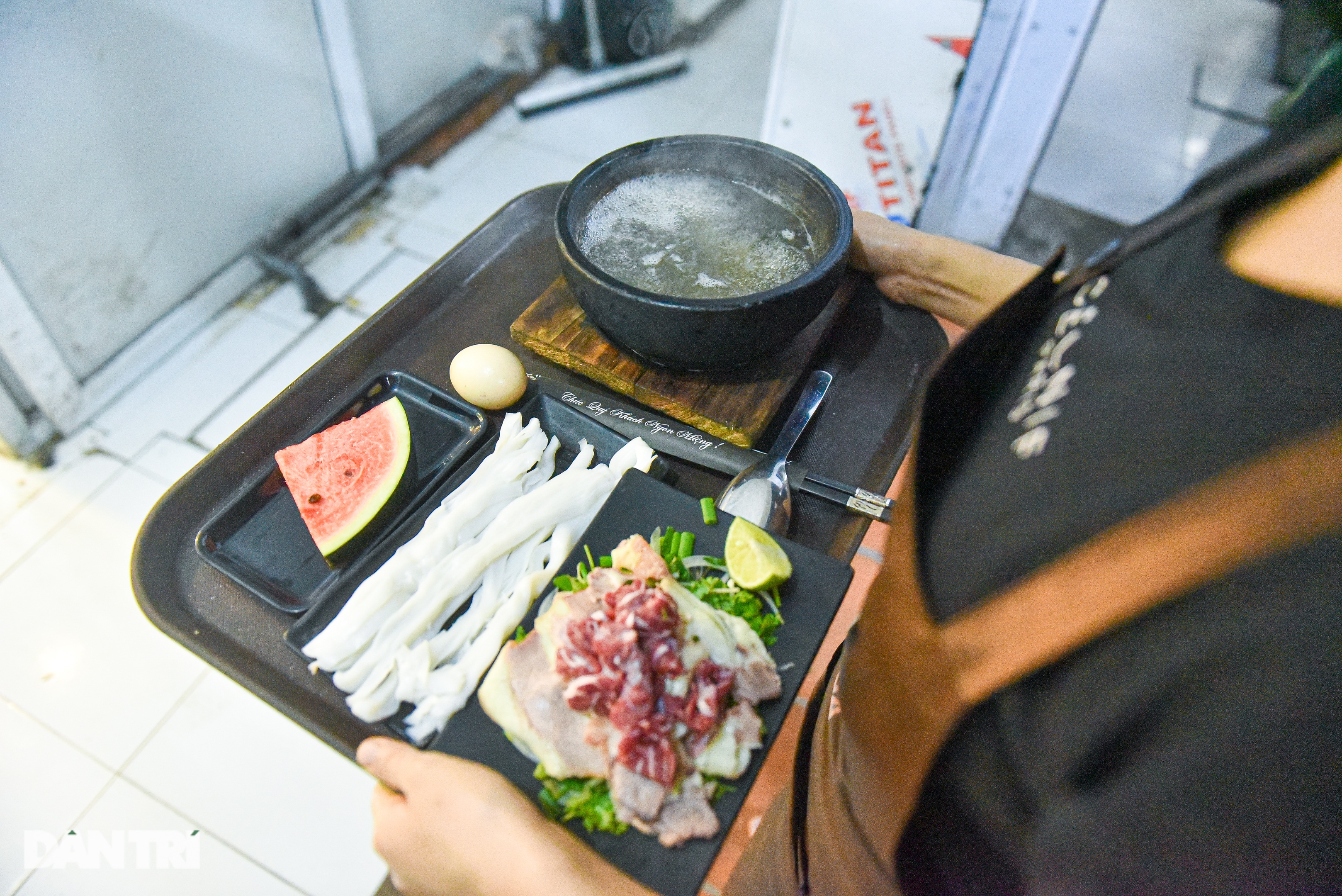 Quán phở Hà Nội đun bát đá 300 độ C, khách tự nấu tự ăn, ngày hết 400 bát - 14 Quán phở Hà Nội đun bát đá 300 độ C, khách tự nấu tự ăn, ngày hết 400 bát - 14