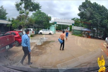 Cho thôi việc 3 bảo vệ ngăn xe cứu thương đón bệnh nhân hấp hối