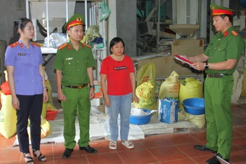 Khởi tố 2 đối tượng bán gạo giả "Séng Cù Mường Khương"