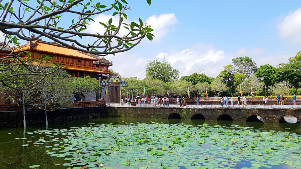 Rất nhiều người dân, du khách tham quan di tích Huế ngày 30/4 - 8 Rất nhiều người dân, du khách tham quan di tích Huế ngày 30/4 - 8