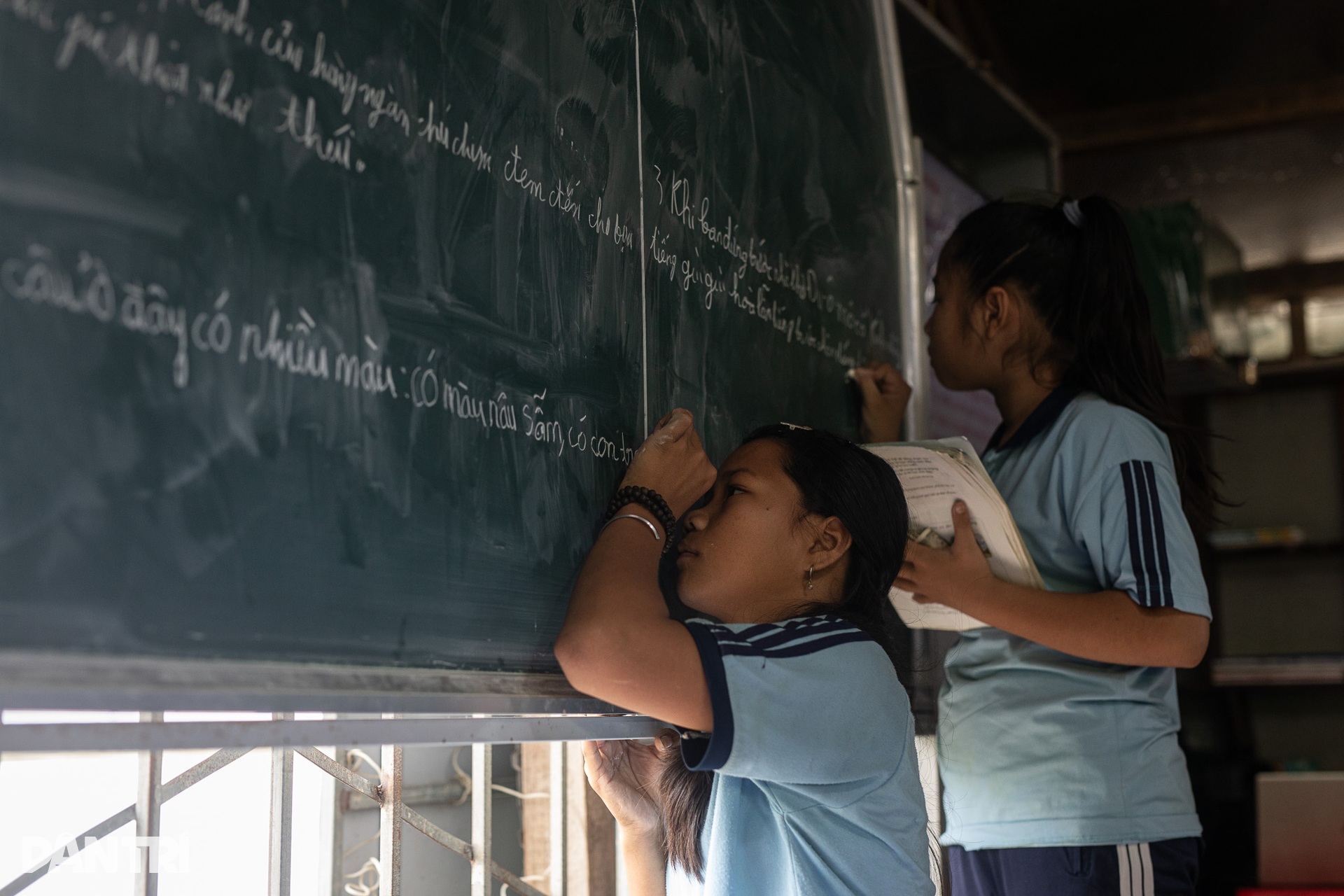 Cô giáo của những đứa trẻ “ba không” giữa lòng hồ Trị An - 9