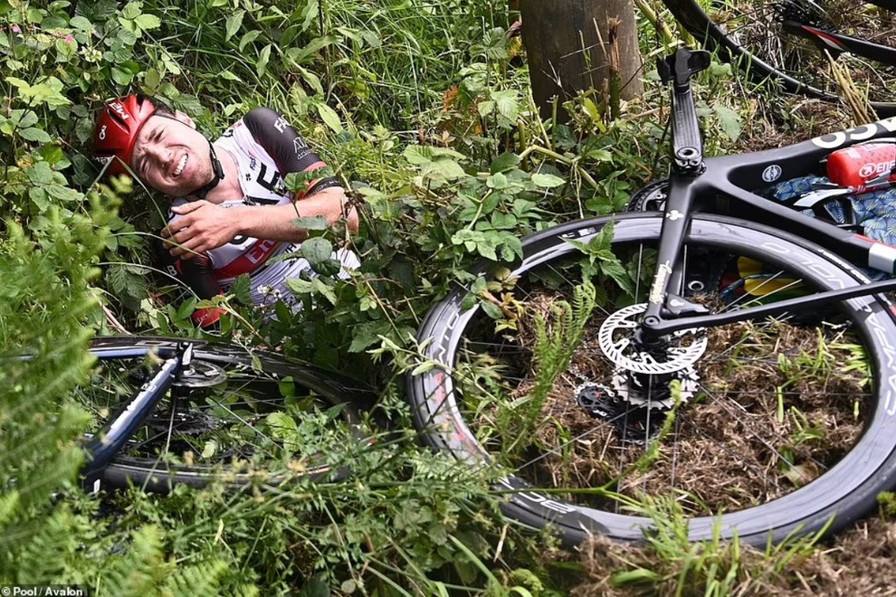 Cổ động viên gây tai nạn liên hoàn ở giải Tour de France bị truy nã - 2 Cổ động viên gây tai nạn liên hoàn ở giải Tour de France bị truy nã - 2