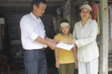 Món quà đầu tiên chia sẻ với bà Phan Thị Hoà