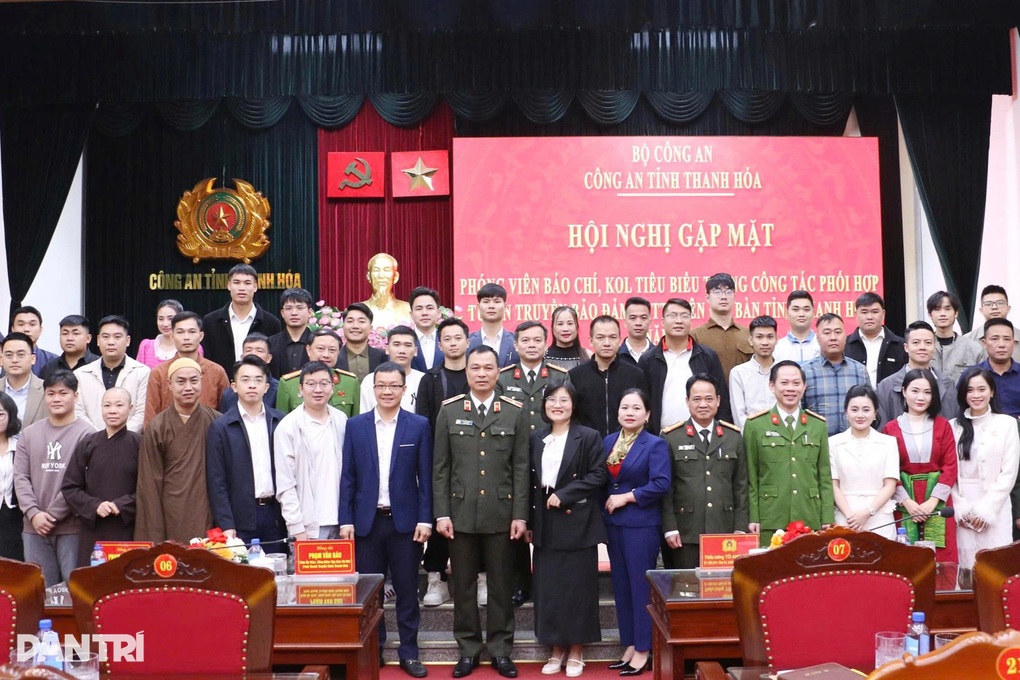 Phát huy vai trò tích cực của báo chí trong cộng đồng - 2 Phát huy vai trò tích cực của báo chí trong cộng đồng - 2