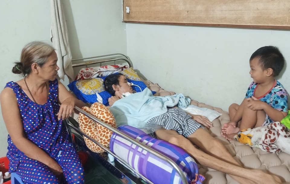 Người phụ nữ bệnh tật vẫn phải chăm chồng nằm liệt bị kẻ gian lừa đảo - 1 Người phụ nữ bệnh tật vẫn phải chăm chồng nằm liệt bị kẻ gian lừa đảo - 1