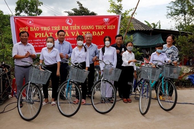 Ban tổ chức trao tặng xe đạp cho các em học sinh có hoàn cảnh khó khăn.