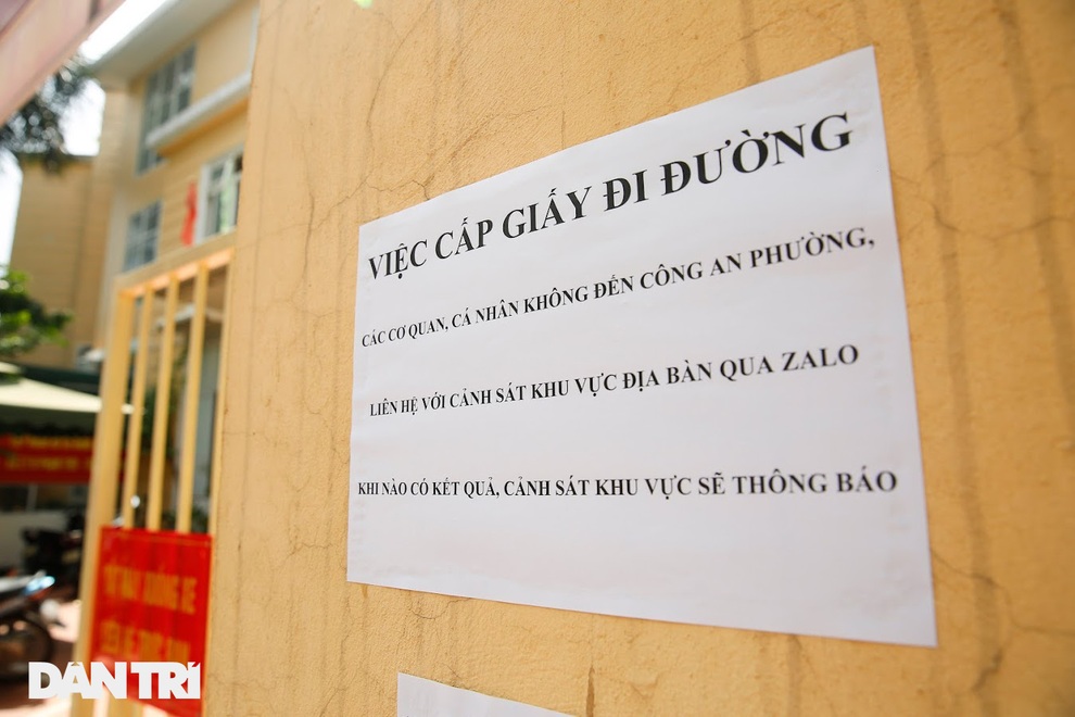 Cận cảnh quá trình Công an Hà Nội cấp giấy đi đường loại mới cho người dân - 4 Cận cảnh quá trình Công an Hà Nội cấp giấy đi đường loại mới cho người dân - 4