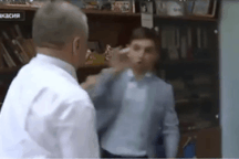 Quan chức Nga quật ngã phóng viên vì bị hỏi khó