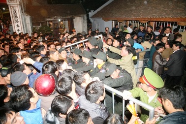 Xin ấn đền Trần: Nơi hỗn loạn, chỗ thảnh thơi