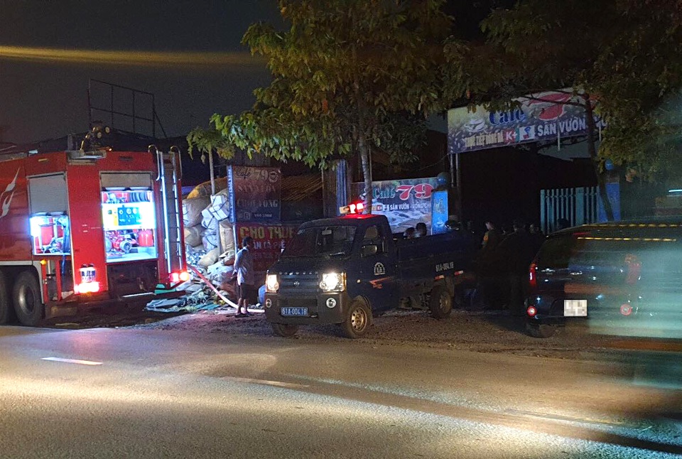Nam thanh niên ôm bình gas, can xăng dọa đốt quán cà phê - 2 Nam thanh niên ôm bình gas, can xăng dọa đốt quán cà phê - 2