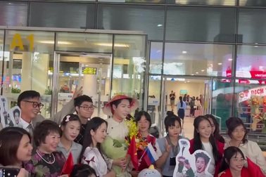 Đức Phúc về Việt Nam trong vòng tay chào đón của người hâm mộ