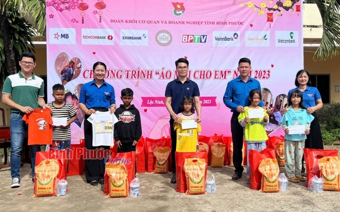 Tặng quà cho trẻ em khó khăn huyện Lộc Ninh. Ảnh baobinhphuoc.com.vn