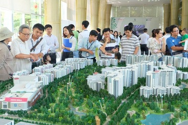Khách hàng “chen chân” đăng ký mua căn hộ Celadon City