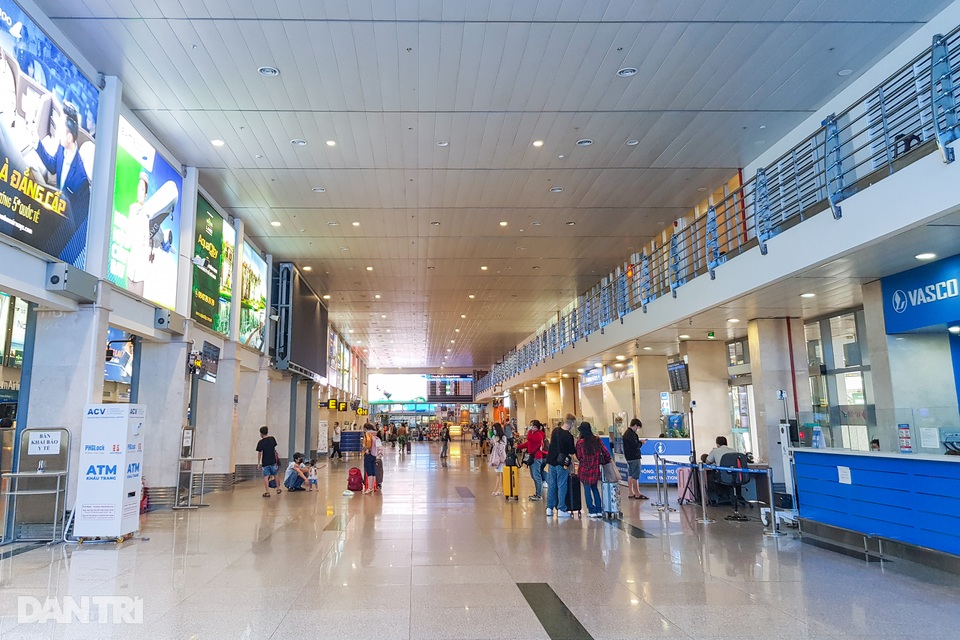 Sân bay Tân Sơn Nhất vắng vẻ.jpg Sân bay Tân Sơn Nhất vắng vẻ.jpg