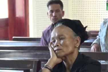 Tức giận, cha dùng dao hạ sát con