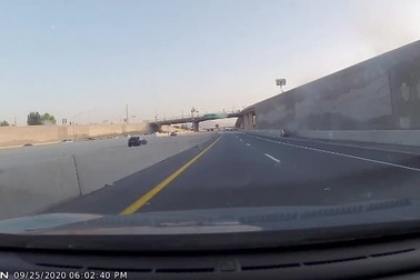 Tài xế say xỉn, xe Mercedes C-Class lao vào dải phân cách, bốc cháy