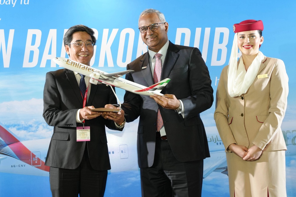 យន្តហោះ Boeing 777 របស់ Emirates ដឹកអ្នកដំណើរពី Dubai ទៅ Da Nang - ២ Máy bay Boeing 777 của Emirates đưa khách từ Dubai đến Đà Nẵng - 2