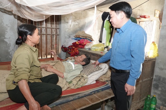 Nợ chồng chất, người đàn ông suy tim ôm vết thương nén đau không đi viện