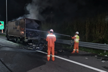 Xe tải bốc cháy dữ dội trên cao tốc Trung Lương - Mỹ Thuận