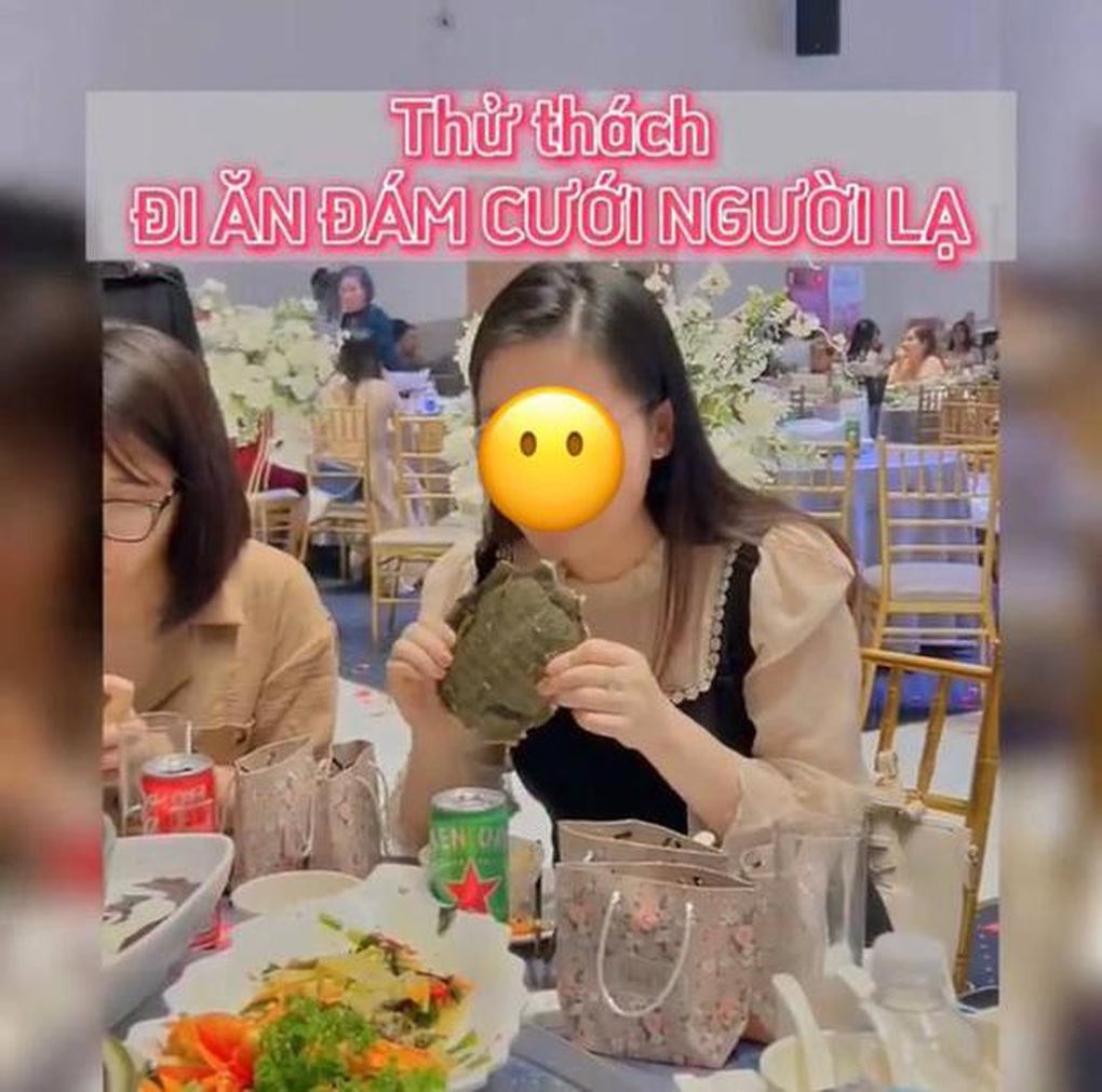 Nữ TikToker bị ném đá vì ăn ké đám cưới người lạ - 1 Nữ TikToker bị ném đá vì ăn ké đám cưới người lạ - 1