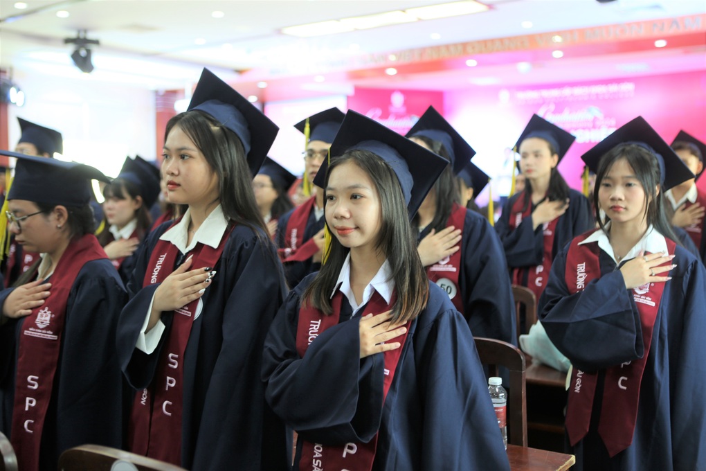 Trường Trung cấp Bách khoa Sài Gòn trao bằng tốt nghiệp cho hơn 500 sinh viên - 4 Trường Trung cấp Bách khoa Sài Gòn trao bằng tốt nghiệp cho hơn 500 sinh viên - 4
