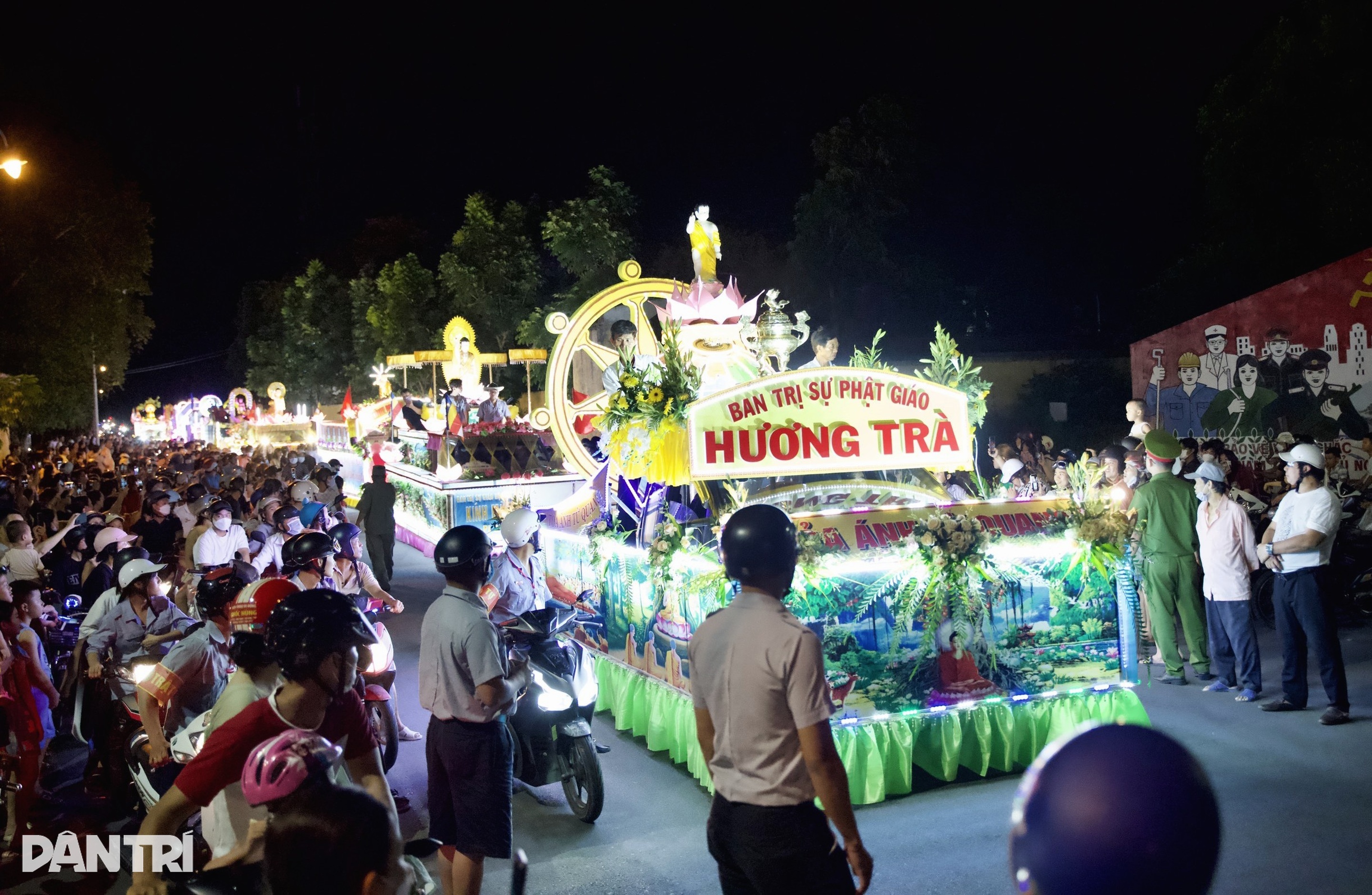 Xe hoa diễu hành mừng Đại lễ Phật đản ở cố đô Huế - 5 Xe hoa diễu hành mừng Đại lễ Phật đản ở cố đô Huế - 5