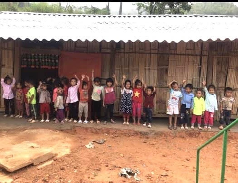 Hàng chục học sinh mầm non “co ro” trong lớp học trên triền núi - 1 Hàng chục học sinh mầm non “co ro” trong lớp học trên triền núi - 1