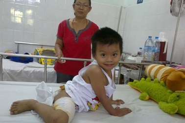 Đắng lòng nhìn bé Thiên Bảo cười trên giường bệnh