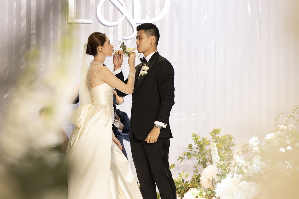Á hậu Thùy Dung khóc nức nở trong đám cưới với chồng doanh nhân - 5 Á hậu Thùy Dung khóc nức nở trong đám cưới với chồng doanh nhân - 5