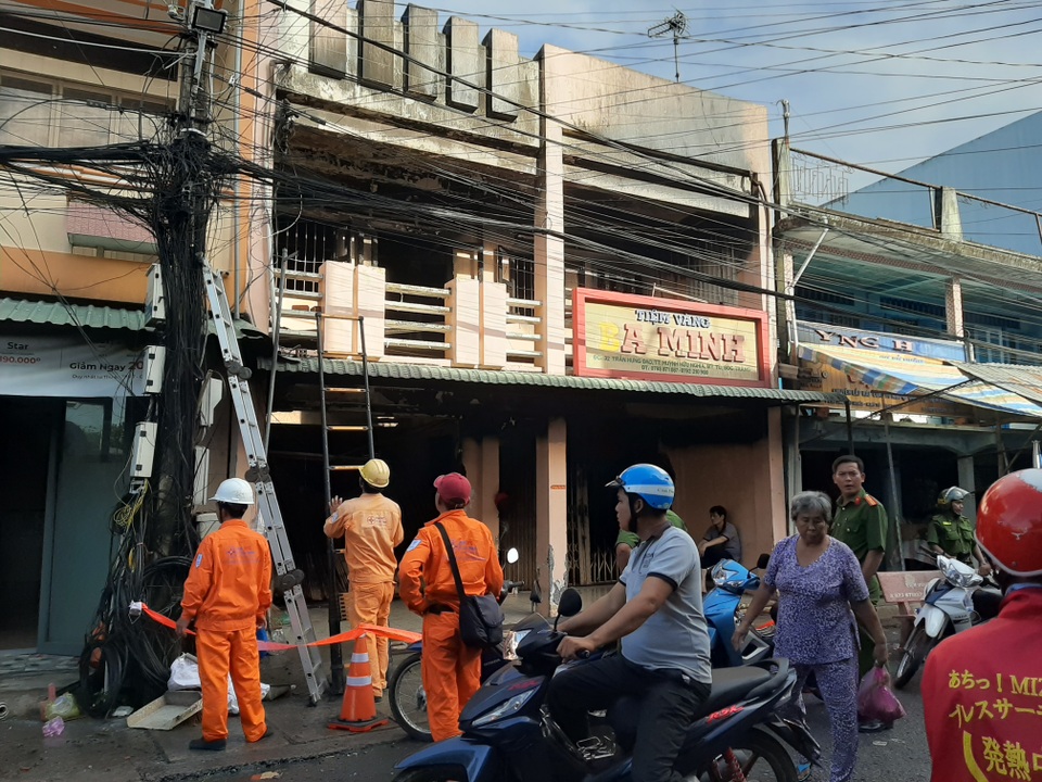 Tiệm vàng bất ngờ phát hỏa lúc rạng sáng - 2