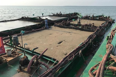 Bắt 5 xà lan khai thác cát trái phép trên biển Cần Giờ