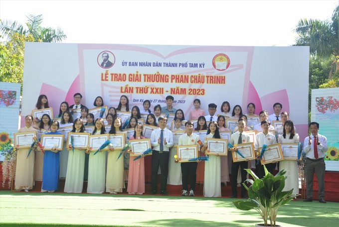 Trao giải cho các sinh viên tốt nghiệp đại học loại xuất sắc và giỏi.