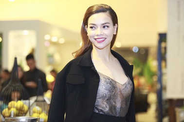 Lệ Quyên tránh mặt Hồ Ngọc Hà trong sự kiện ở Hà Nội