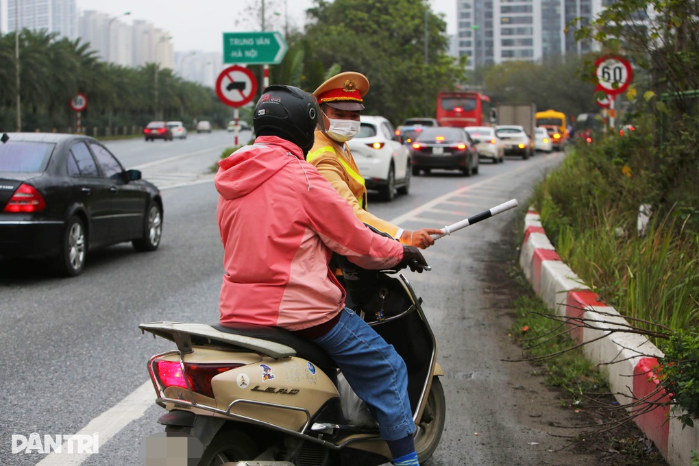 Vội đi làm, hàng loạt tài xế xe máy đi vào cao tốc Đại lộ Thăng Long - 2